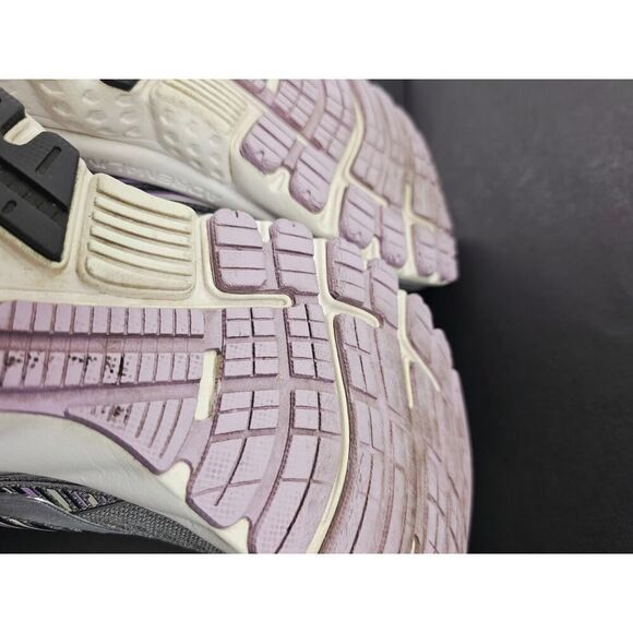 Brooks Women 9 Comfy footwear - Picture 9 of 12